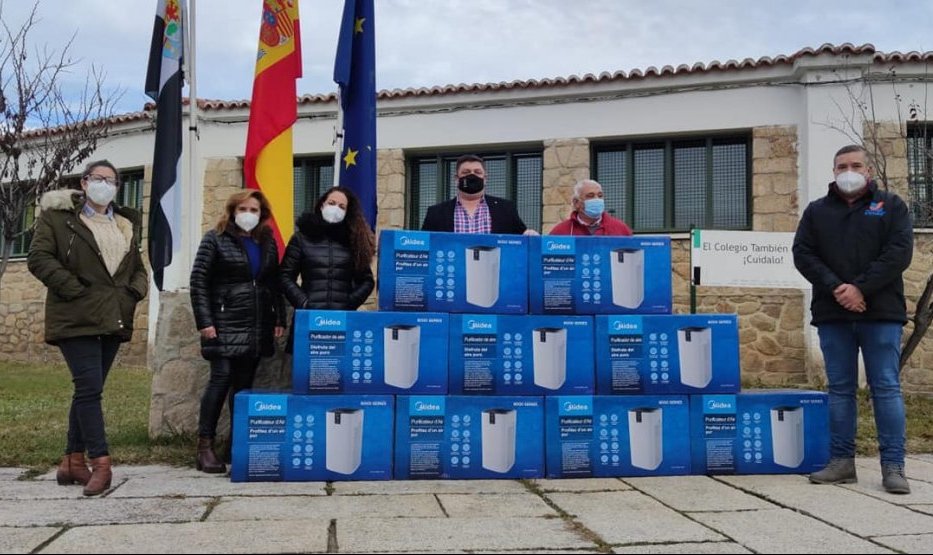 El Ayuntamiento de Cilleros reparte filtros HEPA para ventilar las aulas del colegio