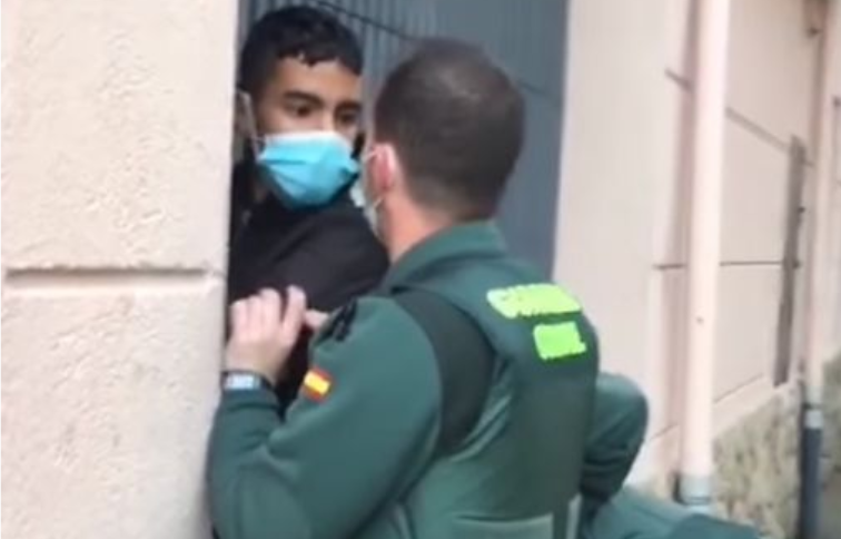 Se hace viral en España un video de una falsa agresión de la Guardia Civil a un magrebí en Talayuela