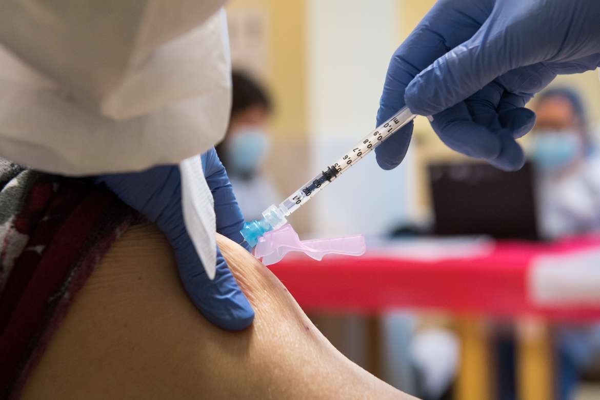 Enfermeros piden agilizar la vacunación de los sanitarios ante la gravedad de la tercera ola