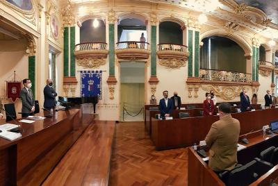 El pleno de la Diputación de Badajoz rinde homenaje a Charo Cordero y Miguel Celdrán