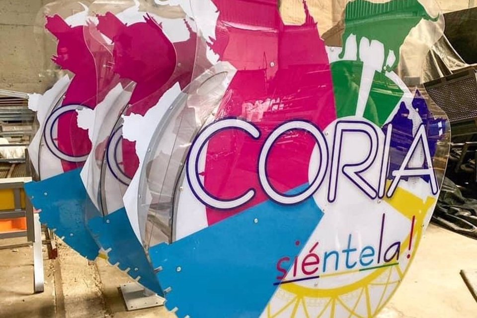 Instalan contenedores solidarios para depositar tapones de plástico en Coria, Rincón y Puebla