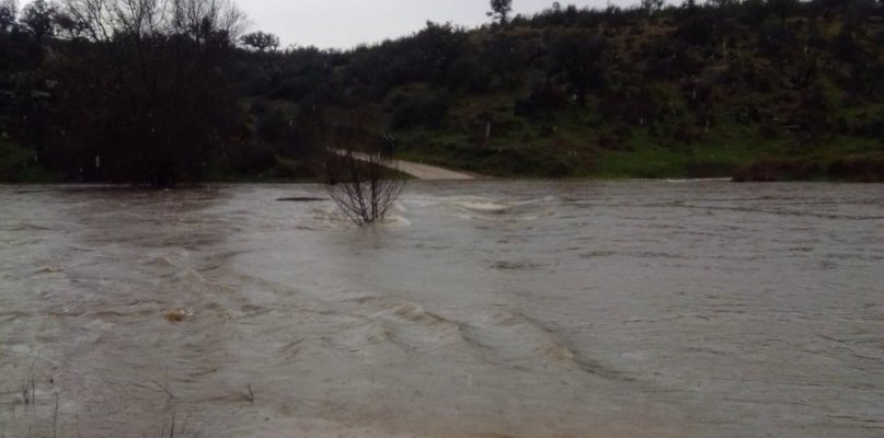 Aislados los vecinos de la finca Cuartos del Baño de Cáceres por la crecida del río Salor