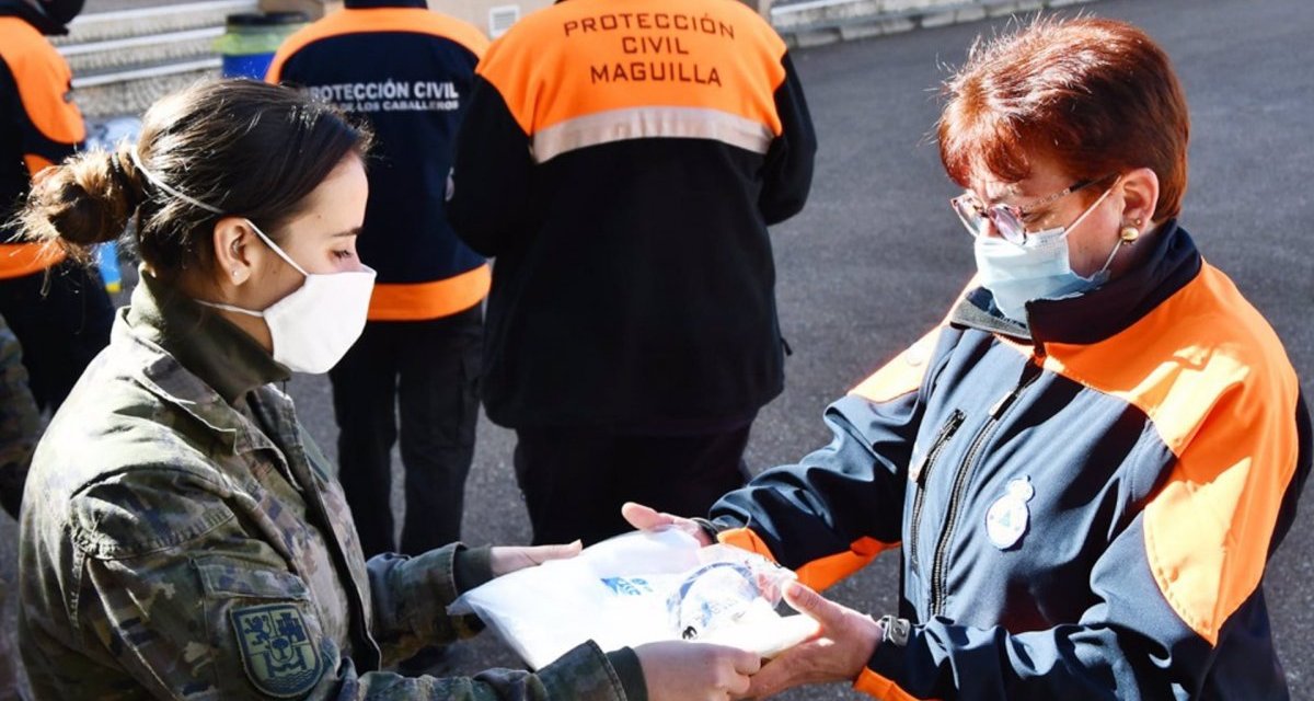 Militares forman a voluntarios de Protección Civil para luchar contra el virus