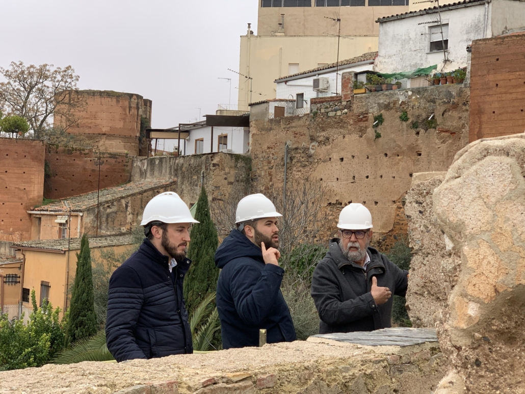 Las obras de la segunda fase de rehabilitación de la muralla de Cáceres se pausan  