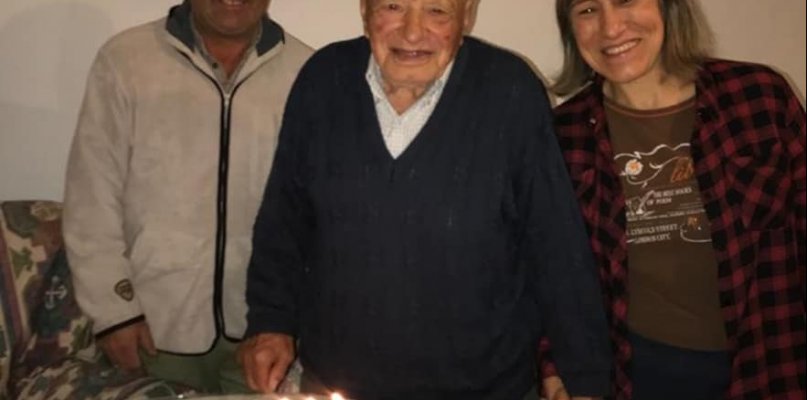 Zarza la Mayor felicita a su vecino más longevo que cumple 102 años