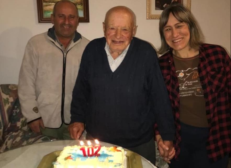 Zarza la Mayor felicita a su vecino más longevo que cumple 102 años