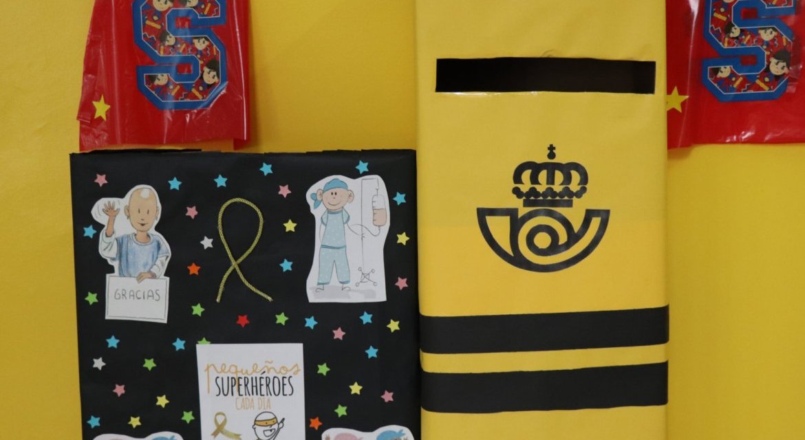 Los escolares de Villanueva regalan capas de superhéroes a los niños del Materno Infantil