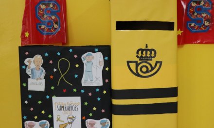 Los escolares de Villanueva regalan capas de superhéroes a los niños del Materno Infantil