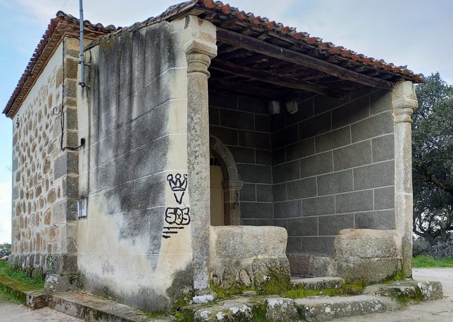 Aparecen pintadas en la ermita del Cristo de Aceituna, un lugar con más de 500 años de antigüedad