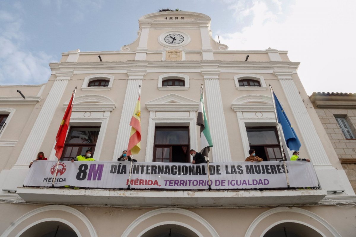 El balcón del Ayuntamiento de Mérida luce una pancarta reivindicativa del 8M