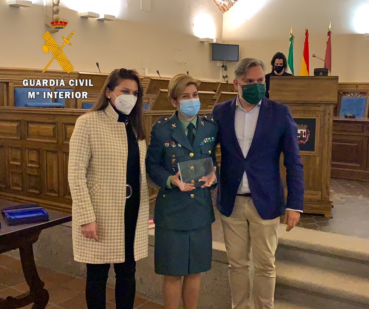 Plasencia concede el premio Mujer Extraordinaria a la Jefe de Operaciones de la Guardia Civil de Cáceres