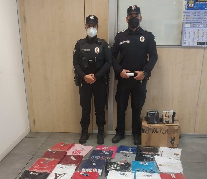 La Policía Local requisa en Mérida prendas falsificadas de firmas como Fila, Nike o Adidas
