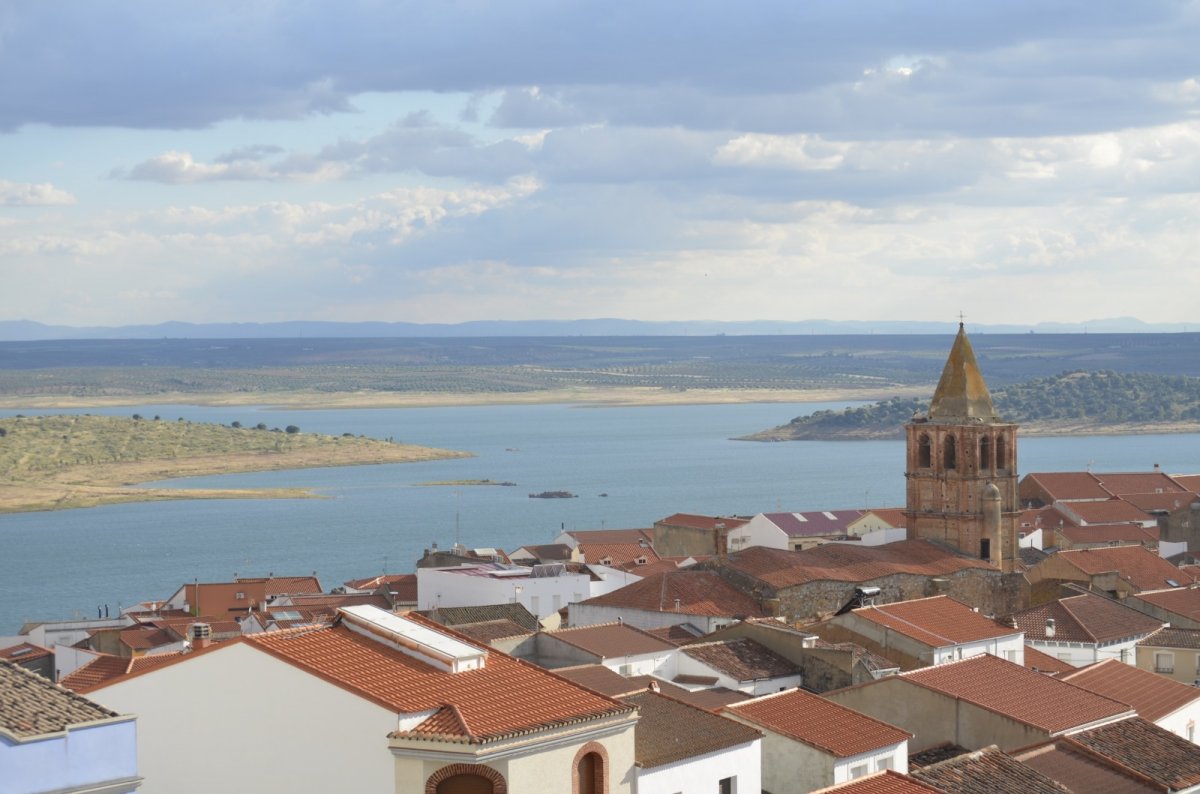 La Junta de Extremadura planifica el suministro de agua potable a Almendralejo desde la presa de Alange