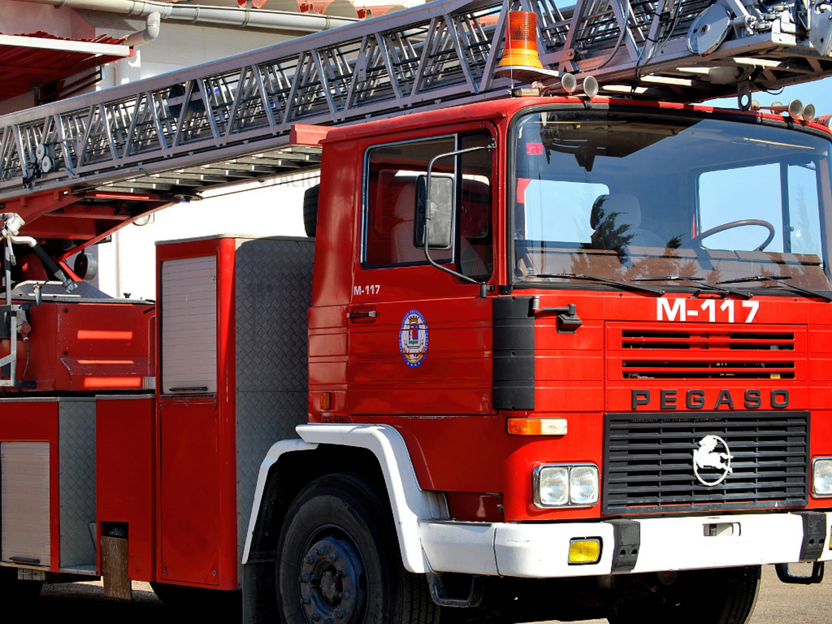 Un aparatoso incendio provoca daños importantes en un almacén de fontanería de Moraleja