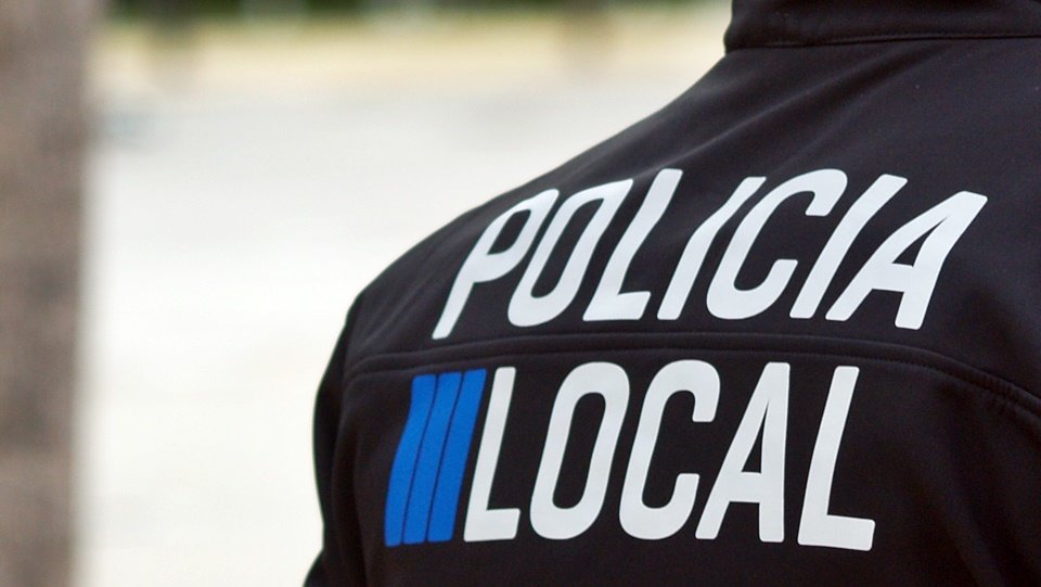 La Policía Local de Cáceres multa a dos personas por orinar en plena vía pública