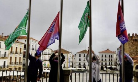 Las banderas del CP Cacereño y el CD Diocesano ya lucen en la fachada del Ayuntamiento de Cáceres