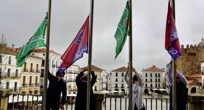 Las banderas del CP Cacereño y el CD Diocesano ya lucen en la fachada del Ayuntamiento de Cáceres