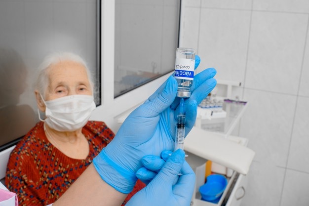 Navalmoral continúa la vacunación a diversos sectores de la población y recomienda prevención tras los últimos datos registrados