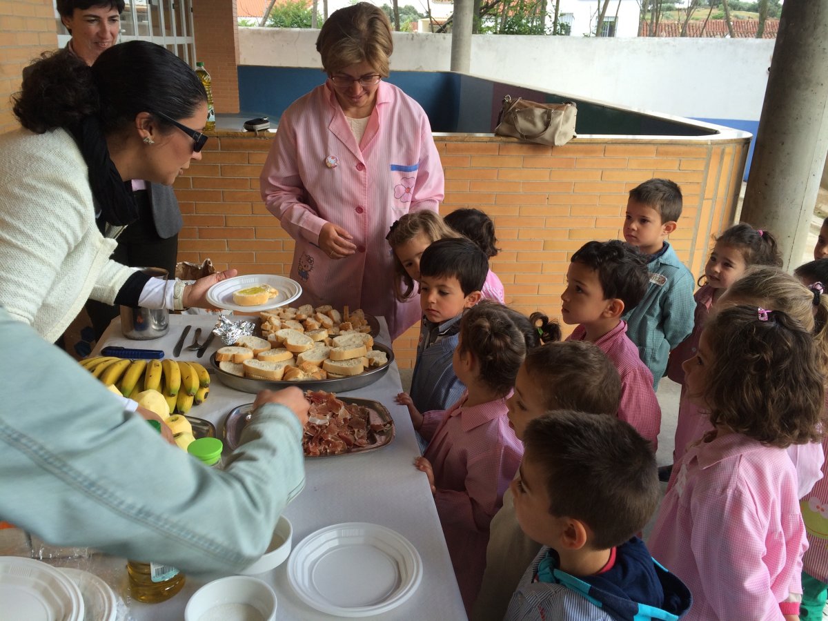 Más de 69.000 escolares extremeños disfrutan de frutas y verduras gratis en el colegio