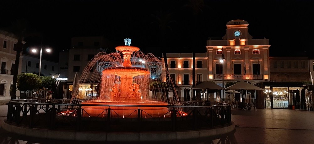 Mérida se ilumina de naranja para recordar a las personas con fibrosis quística