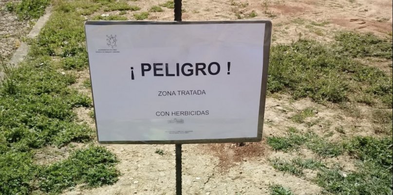 El Ayuntamiento de Coria aplica herbicidas para acabar con garrapatas y otros parásitos