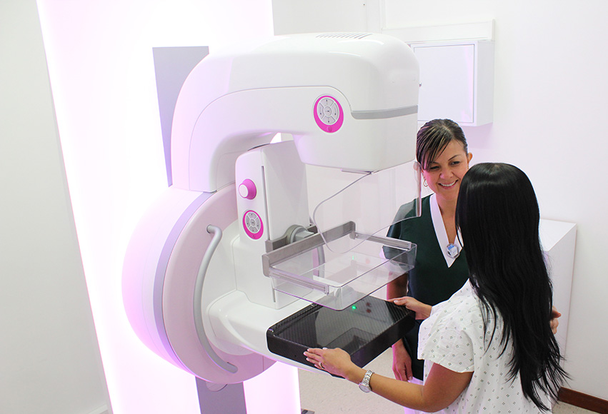 Más de 7.600 mujeres se realizarán mamografías este mes en Extremadura