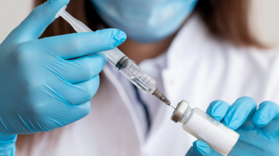 Sanidad convoca a los nacidos en 1987 para vacunarse este lunes en Coria