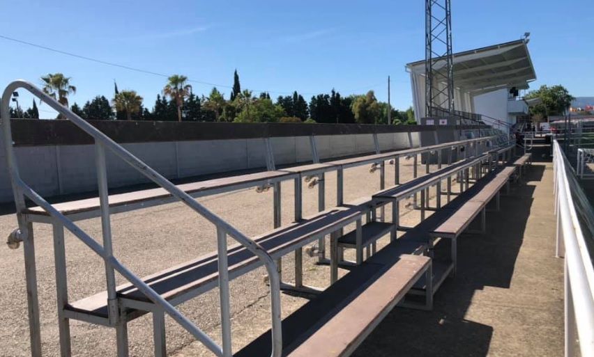 Moraleja instala gradas portátiles en el campo de fútbol ‘La Vega’ para el encuentro del domingo