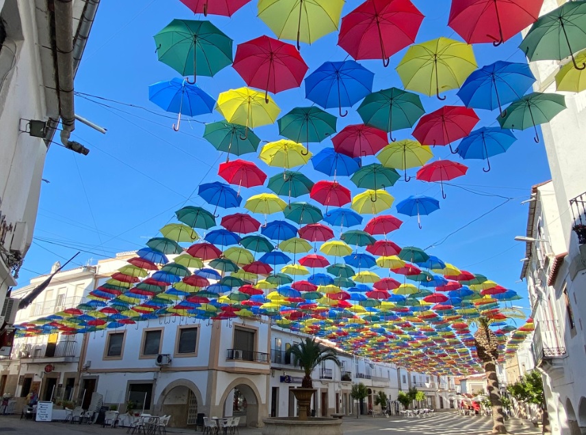 Malpartida de Cáceres coloca 1.500 paraguas en la Plaza Mayor y sus alrededores