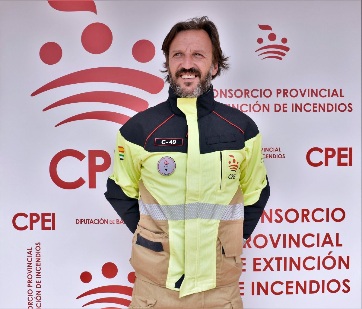 La Diputación de Badajoz destina 190.000 euros a la compra de 420 nuevos trajes para los bomberos