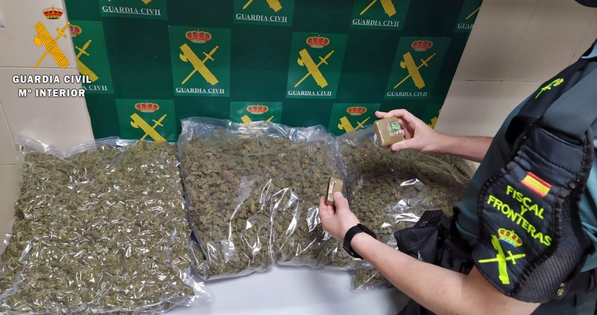 Detenidos tres sevillanos en Calzadilla de los Barros por transportar casi 7 kilos de marihuana