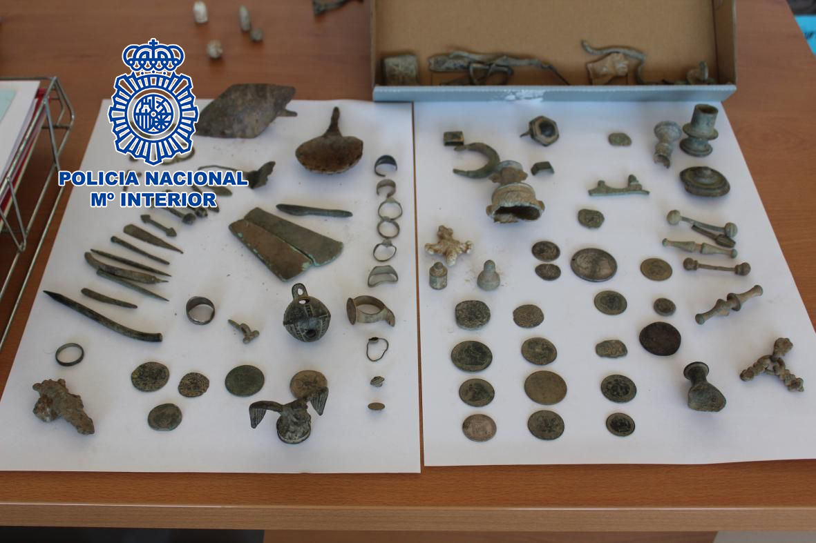 La Policía Nacional recupera un águila de las legiones romanas y 495 monedas de la misma época
