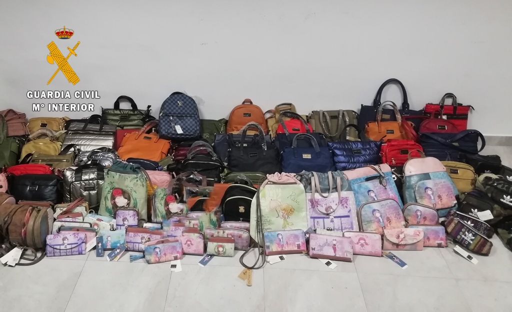 La Guardia Civil interviene en Almoharín bolsos y carteras falsificados valorados en más de 30.000 euros