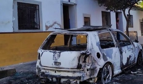 Detenido un hombre por quemar un vehículo que quedó completamente calcinado