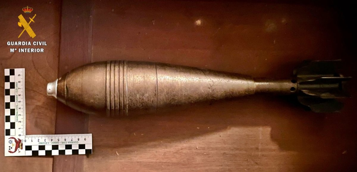 Un vecino de Alburquerque encuentra guardada en un cajón una granada de la Guerra Civil