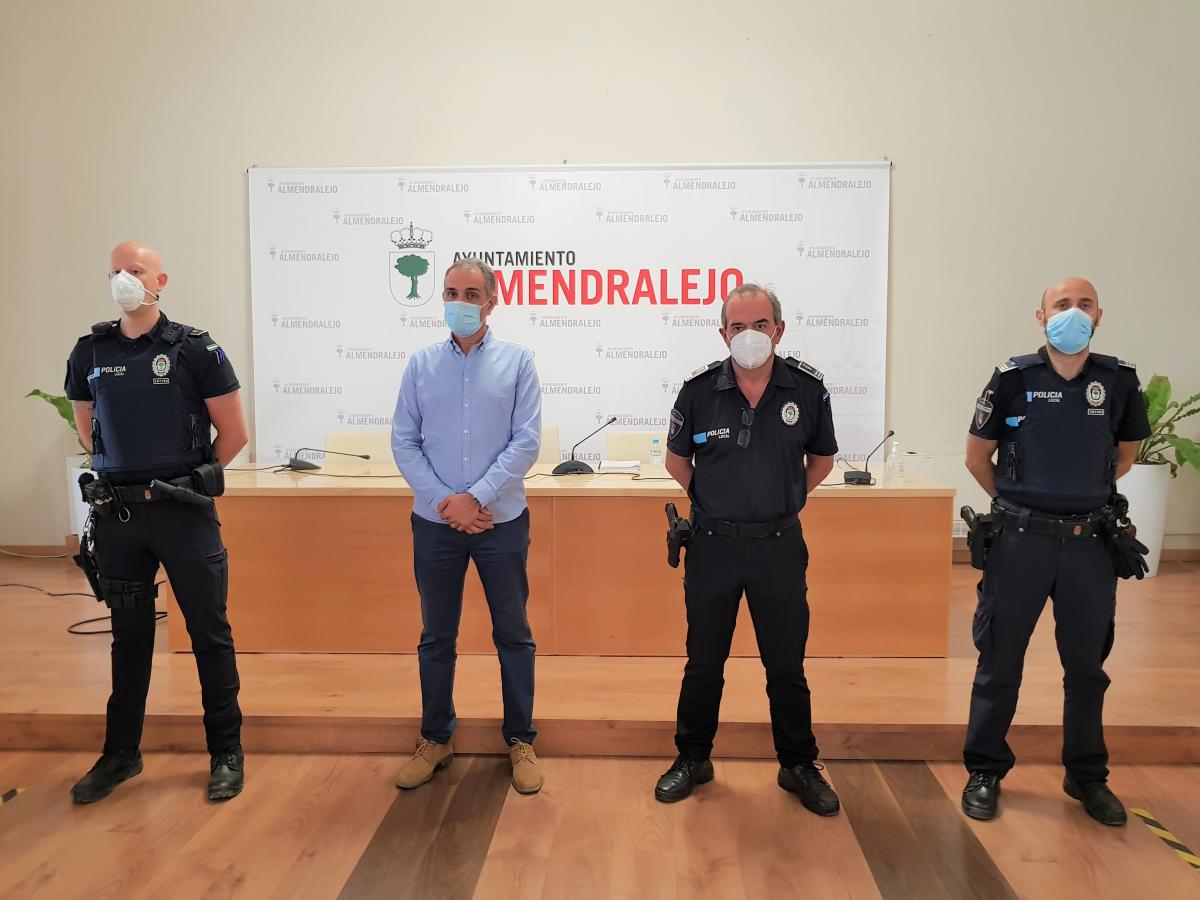 Los agentes de la Policía Local de Almendralejo tendrán 42 chalecos antibalas y anticortes
