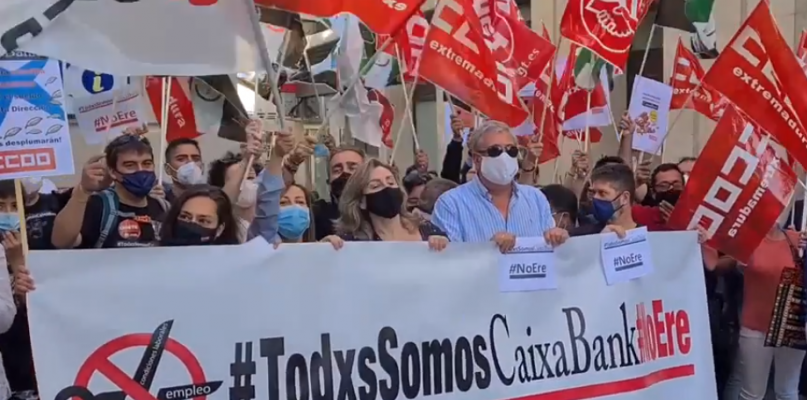 Un centenar de trabajadores de CaixaBank Extremadura se manifiesta en contra del ERE