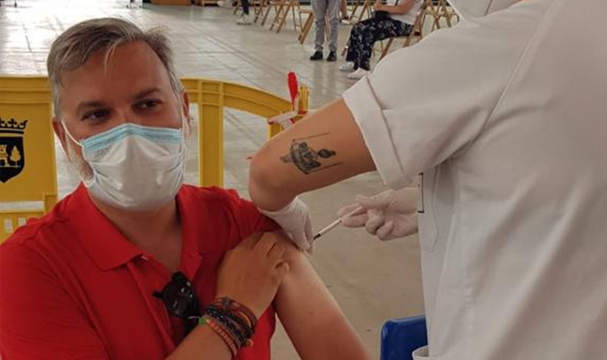 El alcalde de Plasencia recibe la primera dosis de la vacuna contra la Covid-19