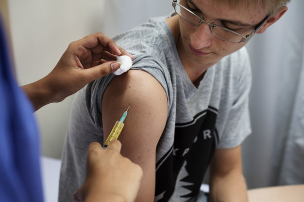 Los jóvenes de entre 20 y 29 años se vacunan en masa pese a la estigmatización