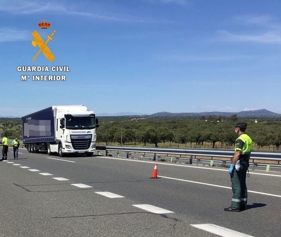 Las llamadas de varios militares permiten detener a un camionero ebrio entre Cáceres y Badajoz