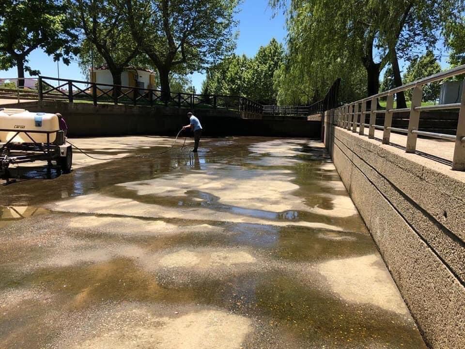 El Ayuntamiento de Moraleja vacía la piscina fluvial para proceder a su limpieza