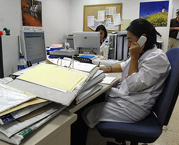 Facua denuncia a 146 hospitales por no ofrecer atención telefónica gratuita