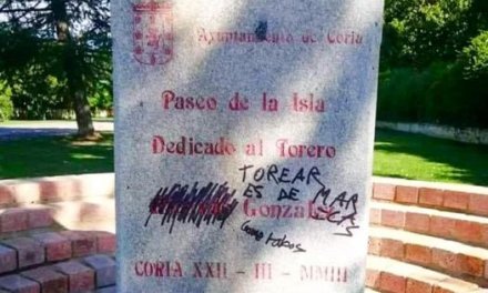Dañan el monumento en memoria del diestro Ricardo González con una pintada que dice “torear es de maricas”