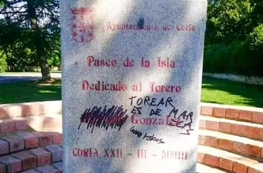 Dañan el monumento en memoria del diestro Ricardo González con una pintada que dice «torear es de maricas»