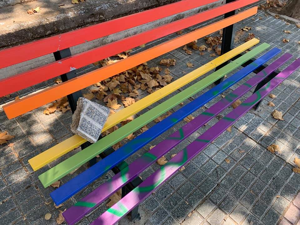 Cáceres condena las pintadas hechas en los bancos LGTBI de la avenida de la Diversidad