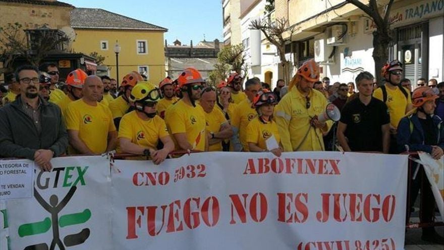 Trabajadores del Infoex protestan ante la Consejería de Agricultura para defender sus derechos laborales