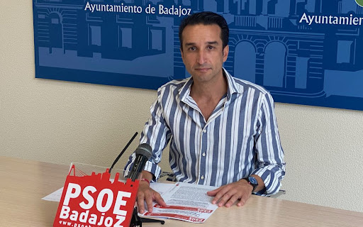 Un joven propina varios puñetazos e intenta clavar un bolígrafo al portavoz del PSOE en Badajoz