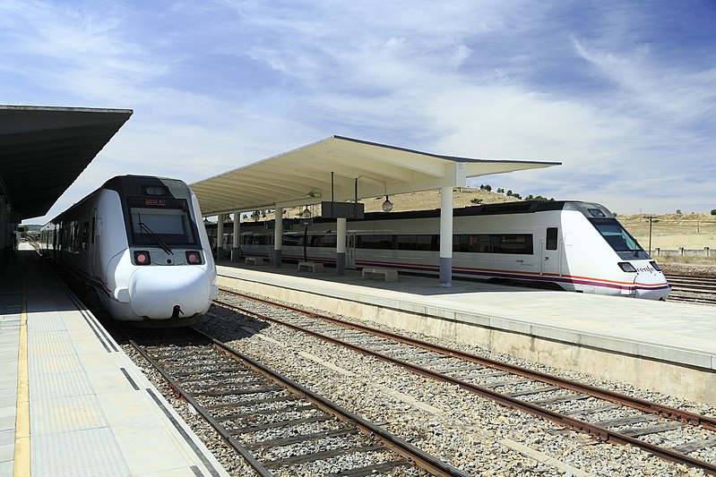 Trasladan por carretera a viajeros del tren Badajoz-Madrid debido a una incidencia