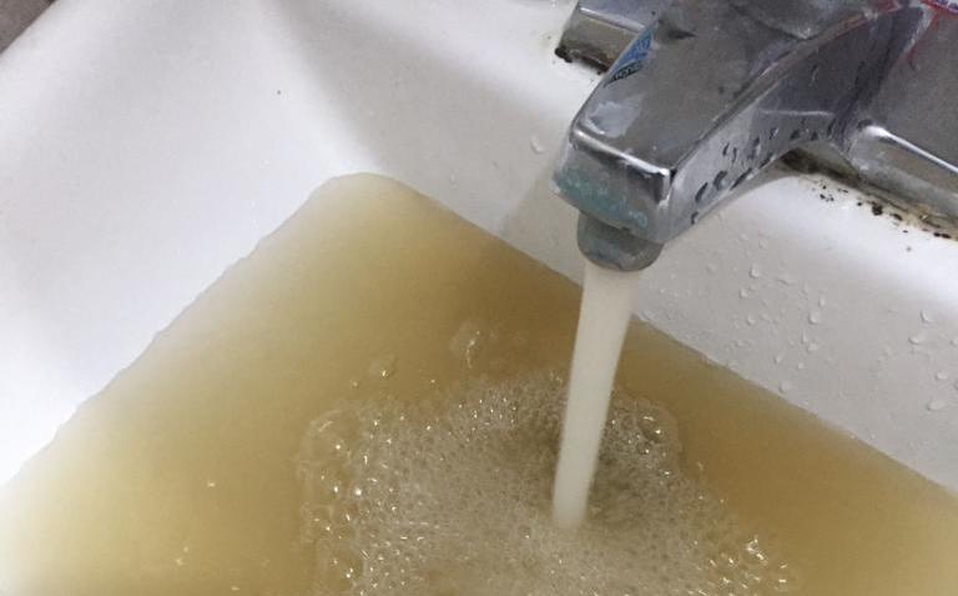 Preocupación en Ribera del Fresno por el color amarillento del agua potable