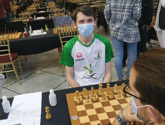 Un ajedrecista ruso de 24 años ofrece una exhibición en la prisión de Cáceres
